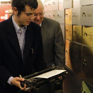 Nicanor Parra regala su vieja máquina de escribir al Instituto Cervantes