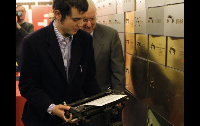 Cristobal Ugarte, acompañado del director del Instituto Cervantes, depositó la donación de su abuelo en la caja de seguridad. EFE  /