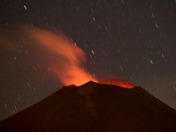 El volcán tiene material incandescente en el domo y ha expulsado cenizas. AFP  /