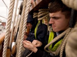 Especialistas en aparejos se concentran en los últimos toques para restaurar a condición original el glorioso Cutty Sark. REUTERS  /