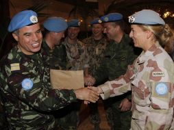 Observadores de la ONU regresan a su hotel, tras realizar una inspección por la ciudad. REUTERS  /