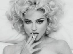 El provocativo desnudo, en el que la cantante aparece con el pelo rubio fue tomado por Meisel. ESPECIAL  /