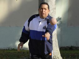 Chávez participa en un juego conocido como bolas criollas en un jardín, vestido con ropa deportiva blanca y azul. REUTERS  /