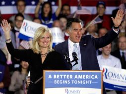El candidato republicano Mitt Romney y su esposa, Ann, saludan después de una noche de elecciones. AP  /