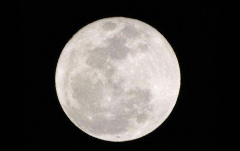 En el satélite se conservan mejor los cráteres causados por el choque de asteroides. ARCHIVO  /