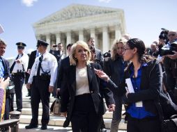 a gobernadora republicana por Arizona, Jan Brewer (c), sale del Tribunal Supremo en Washington. EFE  /