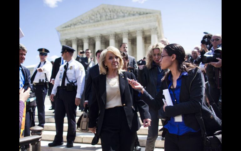 a gobernadora republicana por Arizona, Jan Brewer (c), sale del Tribunal Supremo en Washington. EFE  /