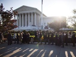 Personas forman una cola ante el Tribunal Supremo para asistir a una audiencia sobre la constitucionalidad de la ley SB 1070. EFE  /