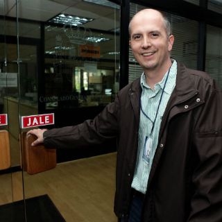 Augusto Valencia aclara que su doble nacionalidad no le impide ser candidato