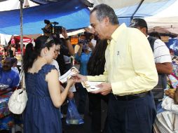 Durante su recorrido escuchó las peticiones de los comerciantes y se comprometió a mejorar sus condiciones de seguridad.  /