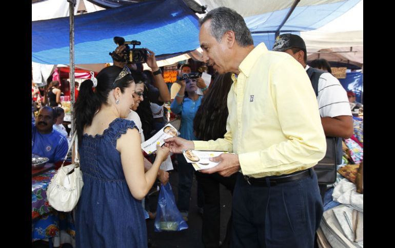 Durante su recorrido escuchó las peticiones de los comerciantes y se comprometió a mejorar sus condiciones de seguridad.  /