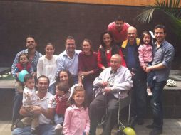 El arquitecto Pedro Ramírez Vázquez rodeado de su familia.  /