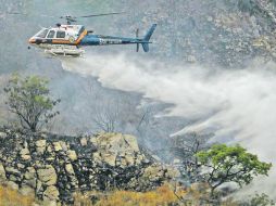 Un helicóptero de Protección Civil de Jalisco apoya la sofocación del fuego en La Primavera. NOTIMEX  /