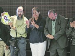 Familiares de víctimas de la violencia celebran la aprobación. NTX  /