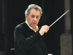 Bátiz (en la foto en el ensayo de ayer) asegura: ''Yo no dedico mi vida a los danzones y no puedo entender a quien lo haga''  /