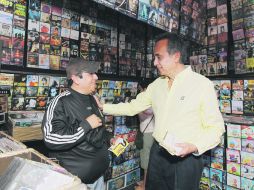 Fernando Garza saluda a un comerciante durante su visita al tianguis de San Judas, en donde se comprometió a brindar mayor seguridad.  /