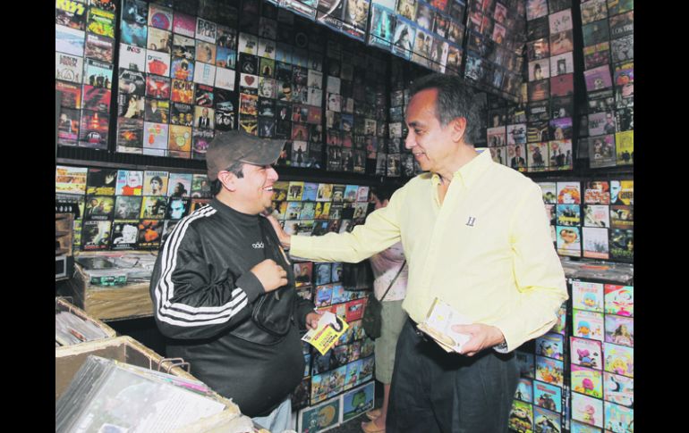 Fernando Garza saluda a un comerciante durante su visita al tianguis de San Judas, en donde se comprometió a brindar mayor seguridad.  /