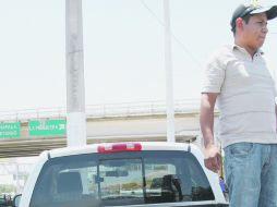 Ciudadanos descargan víveres en el centro de acopio de Periférico y Mariano Otero.  /