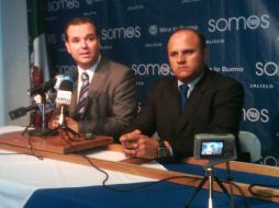 Miguel Ángel Monraz (izq) presentó a José Antonio de la Torre como nuevo coordinador de diputados del PAN, en sustitución de Macías.  /