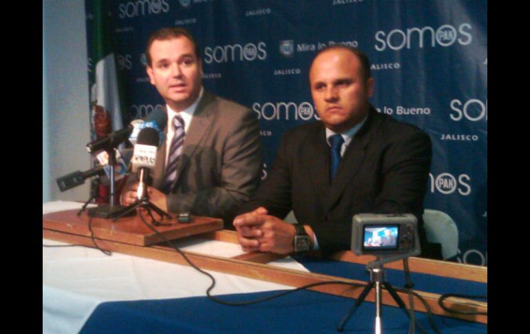 Miguel Ángel Monraz (izq) presentó a José Antonio de la Torre como nuevo coordinador de diputados del PAN, en sustitución de Macías.  /