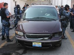 Los uniformados arrestaron al hombre debido a que impactó su camioneta contra un árbol.  /