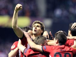 Llorente levanta el puño para celebrar el gol con el que se asegura el pase del Athletic de Bilbao a la final. EFE  /