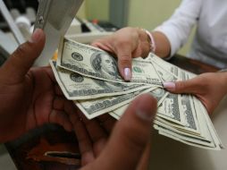 Al cierre de las operaciones cambiarias en bancos del país, el dolar llegó a venderse hasta en 13.38 pesos por unidad. ARCHIVO  /