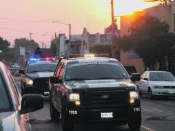 Unidades de la Comisaría de San Pedro Tlaquepaque, durante la detención de un individuo en posesión de papel moneda. ESPECIAL  /