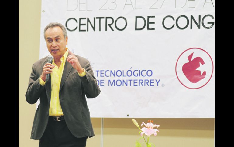 Fernando Garza habla sobre sus propuestas de gobierno ante estudiantes, durante su visita al Tec de Monterrey.  /