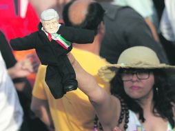 Una simpatizante sostiene un “Ken” de Andrés Manuel López Obrador, quien visitó Jalisco.  /