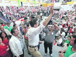 Peña Nieto saluda a los tlaxcaltecas que se dieron cita en el Gimnasio Revolución. EL UNIVERSAL  /