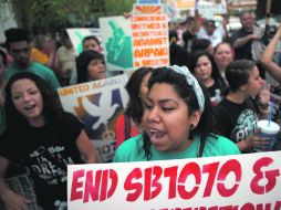 Manifestantes opositores a la ley migratoria SB1070 de Arizona, marchan en el Centro de Phoenix. AFP  /