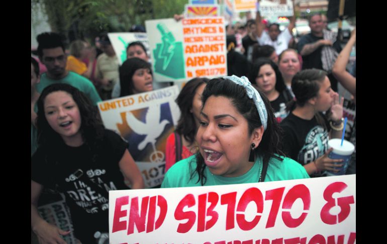 Manifestantes opositores a la ley migratoria SB1070 de Arizona, marchan en el Centro de Phoenix. AFP  /