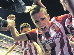Íker Muniaín celebra con los aficionados del Bilbao su anotación al Sporting Lisboa.AFP  /