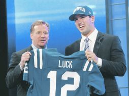 El comisionado de la NFL, Roger Goodell, sostiene junto al pasador de Stanford, Andrew Luck, el jersey con el número 12. REUTERS  /