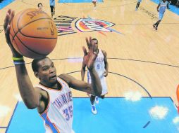 El alero del Thunder del Oklahoma City,logró por tercera ocasión consecutiva ser el máximo anotador de la campaña. EFE  /
