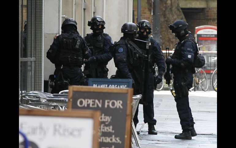 La policía acordonó una céntrica calle de Londres después de que un hombre tomara rehenes. AFP  /