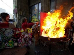 Artistas alemanes queman obras artísticas en protesta ante la incertidumbre. AFP  /