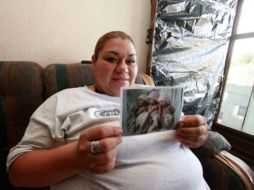 Karla Vanessa Pérez sostiene una foto de sus trillizos, mientras espera nueve hijos más. ESPECIAL  /