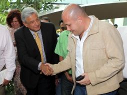López Obrador cumple su segundo día de actividades en Guadalajara. En la imagen saluda a Enrique Alfato, candidato a gobernador.  /