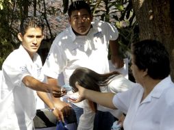 Durante una actividad de la candidata del PAN, Josefina Vázquez Mota, se regalaron cadenas de plata a los asistentes. EL UNIVERSAL  /