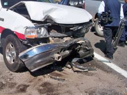 El doble remolque se separó del vehículo e impactó al autobús donde viajaban. ARCHIVO  /