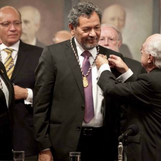 Elmer Mendoza toma posesión de su lugar en la AML