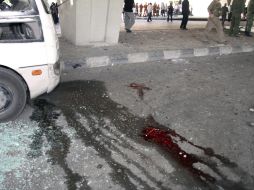 Restos de sangre y cristales rotos en la zona donde ha explotado una bomba, en el barrio de Al Maidan, Damasco. EFE  /