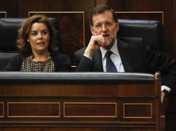 El primer ministro Mariano Rajoy (D) y la vicepresidenta del gobierno, Soraya Sáenz de Santamaría. REUTERS  /