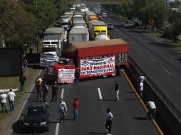 En la zona, además de unidades de seguridad, permanecen grúas listas para retirar a los camiones. REUTERS  /
