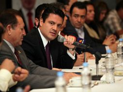 Aristóteles Sandoval durante una reunión en el club de industriales con líderes de la agroindustria.  /