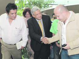 Andrés Manuel saluda a Enrique Alfaro, aspirante a la gubernatura de Jalisco por el Movimiennto Ciudadano.  /