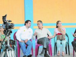 El aspirante a gobernador por el PRD, durante su gira por el municipio de Gómez Farías.ESPECIAL  /