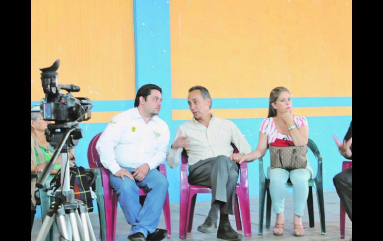 El aspirante a gobernador por el PRD, durante su gira por el municipio de Gómez Farías.ESPECIAL  /